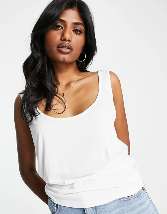 https://images.styletyx.com/images/2-pack-scoop-neck-tank-top-in-white-stripe-bershka-2516504_2.webp