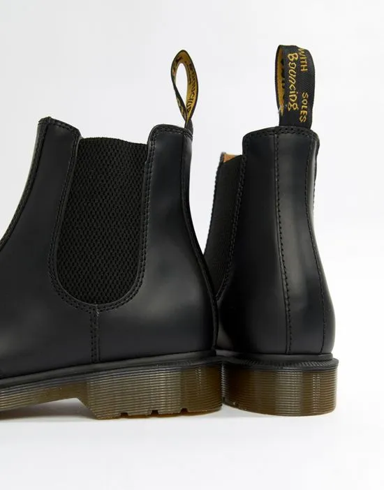 https://images.styletyx.com/images/2976-chelsea-boots-in-all-black-dr-martens-3275509_2.webp