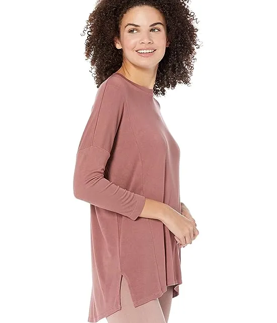 https://images.styletyx.com/images/3-4-sleeve-slouchy-luxe-tee-hard-tail-2605743_3.webp