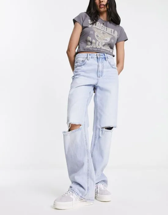 https://images.styletyx.com/images/90s-baggy-dad-jean-with-rips-in-medium-blue-stradivarius-13318122_1.webp