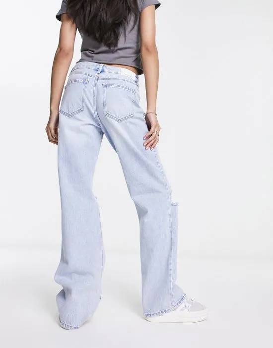https://images.styletyx.com/images/90s-baggy-dad-jean-with-rips-in-medium-blue-stradivarius-13318122_4.webp