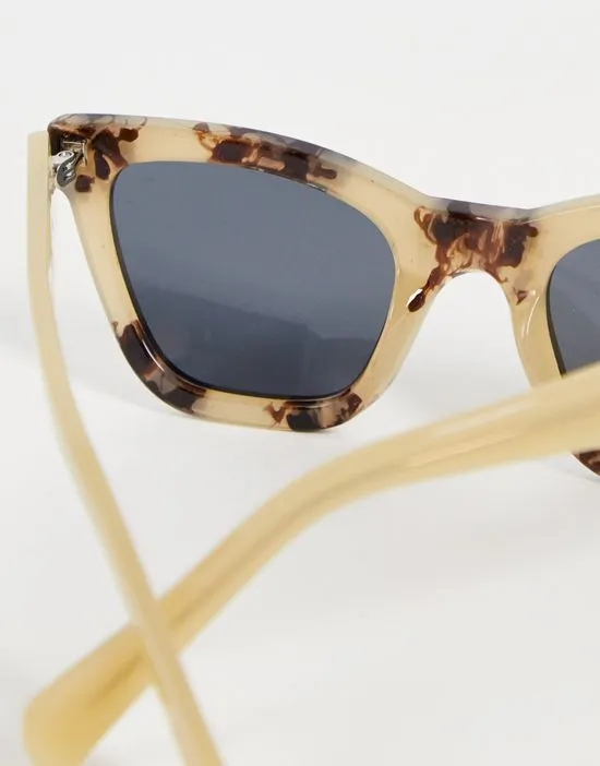 https://images.styletyx.com/images/a-kjaerbede-big-kanye-cat-eye-sunglasses-in-hornet-a-kjaerbede-2641650_2.webp