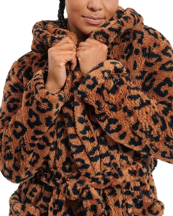 https://images.styletyx.com/images/aarti-print-fleece-robe-ugg-1906198914_3.webp