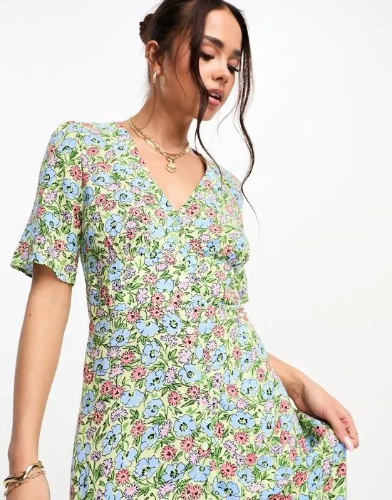 https://images.styletyx.com/images/alexa-shirred-midi-dress-in-vintage-green-floral-nobody-s-child-13439596_2.webp
