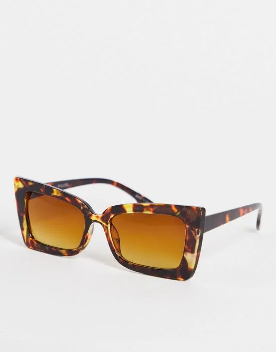 https://images.styletyx.com/images/angular-sunglasses-in-brown-tortoiseshell-pieces-13093872_1.webp