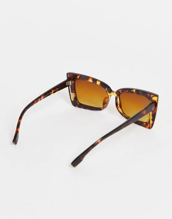 https://images.styletyx.com/images/angular-sunglasses-in-brown-tortoiseshell-pieces-13093872_2.webp