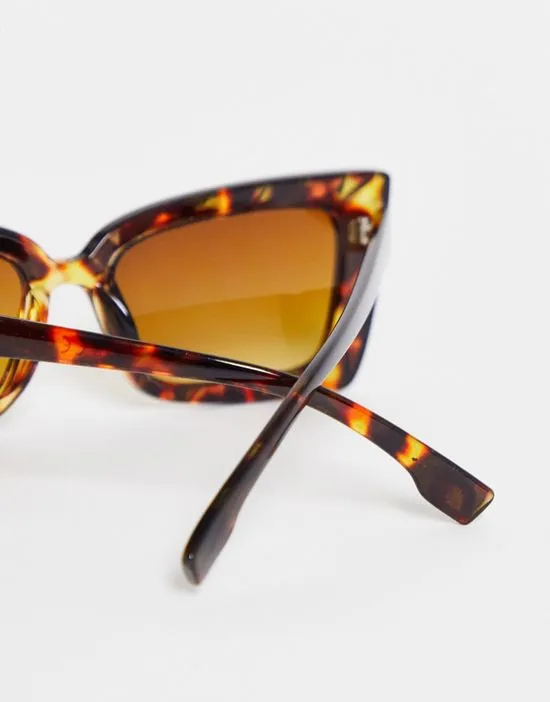 https://images.styletyx.com/images/angular-sunglasses-in-brown-tortoiseshell-pieces-13093872_4.webp