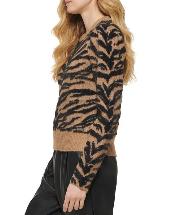https://images.styletyx.com/images/animal-print-sweater-dkny-2849035_3.webp