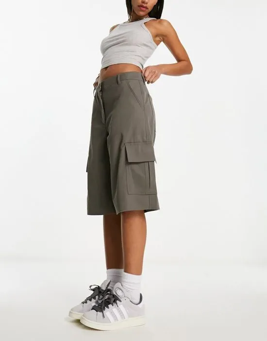 https://images.styletyx.com/images/arwen-smart-longline-cargo-shorts-in-gray-weekday-874088448_2.webp
