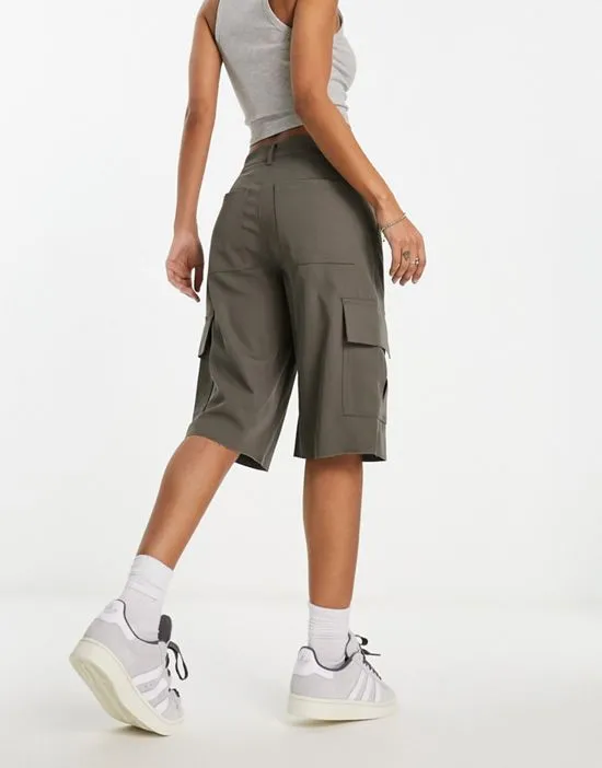 https://images.styletyx.com/images/arwen-smart-longline-cargo-shorts-in-gray-weekday-874088448_4.webp