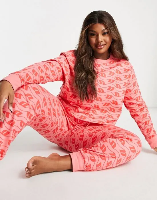 https://images.styletyx.com/images/asos-design-curve-lounge-monogram-print-sweatshirt-sweatpants-set-in-pink-red-asos-design-2568837_3.webp