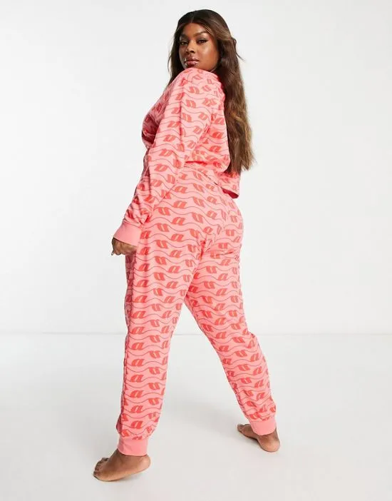 https://images.styletyx.com/images/asos-design-curve-lounge-monogram-print-sweatshirt-sweatpants-set-in-pink-red-asos-design-2568837_4.webp