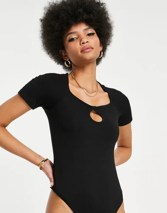 https://images.styletyx.com/images/asos-design-tall-cap-sleeve-keyhole-bodysuit-in-black-asos-design-1885623_4.webp