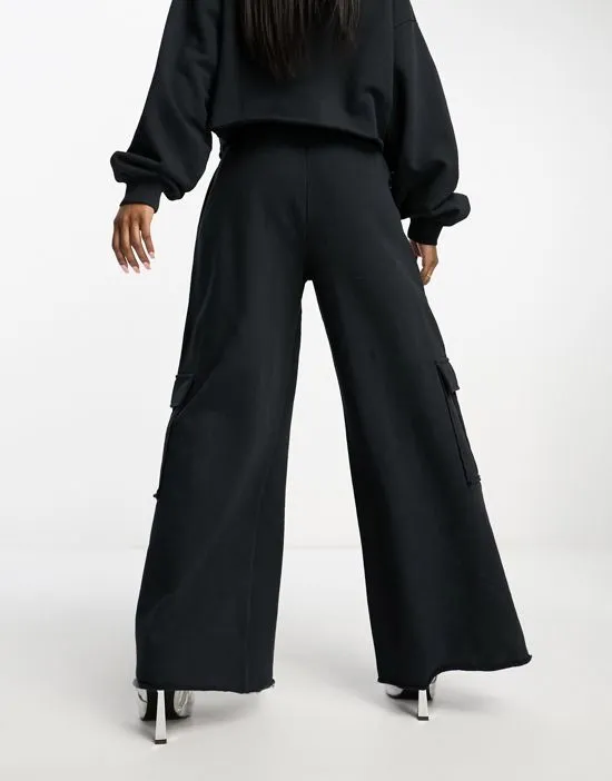 https://images.styletyx.com/images/asyou-wide-leg-cargo-sweatpants-in-washed-black-part-of-a-set-asyou-119347759_3.webp