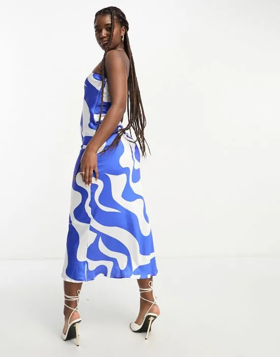 https://images.styletyx.com/images/bandeau-satin-midi-dress-in-blue-swirl-print-sndys-629788786_2.webp