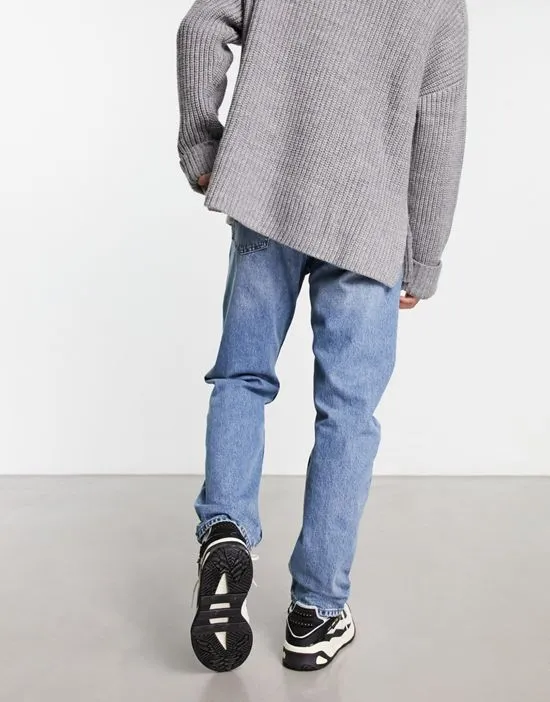 https://images.styletyx.com/images/barrel-tapered-jeans-in-vintage-seventeen-blue-weekday-13000715_2.webp
