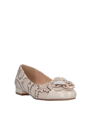 https://images.styletyx.com/images/beige-ballet-flats-laura-biagiotti-2834574_2.webp