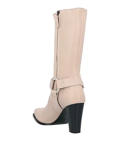 https://images.styletyx.com/images/beige-boots-altuzarra-1287047_3.webp