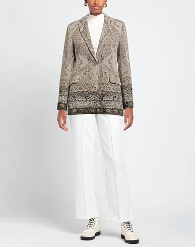 https://images.styletyx.com/images/beige-knitted-blazer-circus-hotel-932595730_2.webp