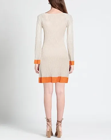 https://images.styletyx.com/images/beige-knitted-short-dress-m-missoni-1004995485_3.webp