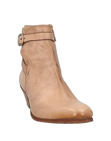 https://images.styletyx.com/images/beige-leather-ankle-boot-jo-ghost-1252503073_2.webp