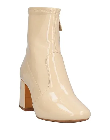 https://images.styletyx.com/images/beige-leather-ankle-boot-tory-burch-13456057_2.webp