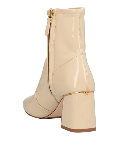 https://images.styletyx.com/images/beige-leather-ankle-boot-tory-burch-13456057_3.webp