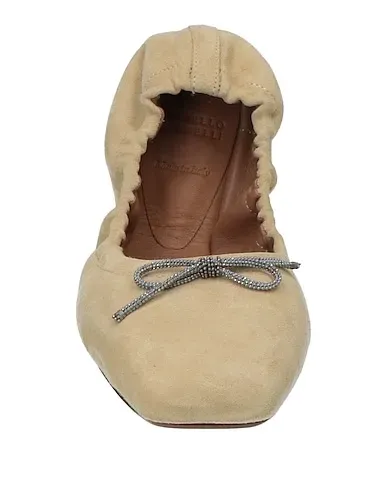 https://images.styletyx.com/images/beige-leather-ballet-flats-brunello-cucinelli-13008192_4.webp