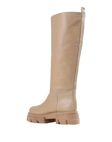 https://images.styletyx.com/images/beige-leather-biker-boots-jonak-1447605_3.webp