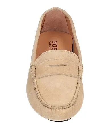 https://images.styletyx.com/images/beige-leather-loafers-boemos-13295348_4.webp