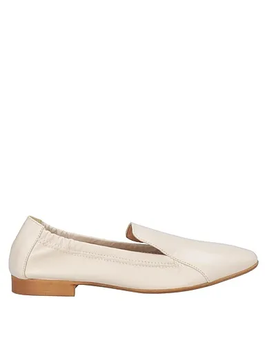 https://images.styletyx.com/images/beige-leather-loafers-formentini-873016614_1.webp