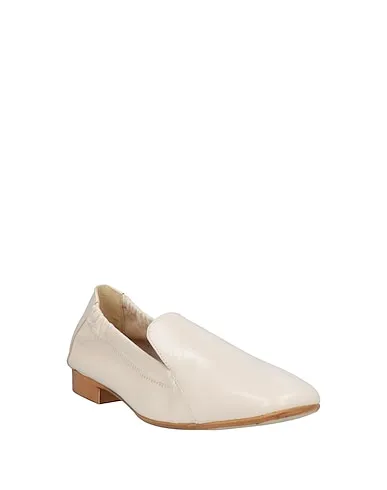 https://images.styletyx.com/images/beige-leather-loafers-formentini-873016614_2.webp