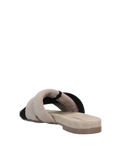https://images.styletyx.com/images/beige-leather-sandals-bothega-41-13211791_3.webp