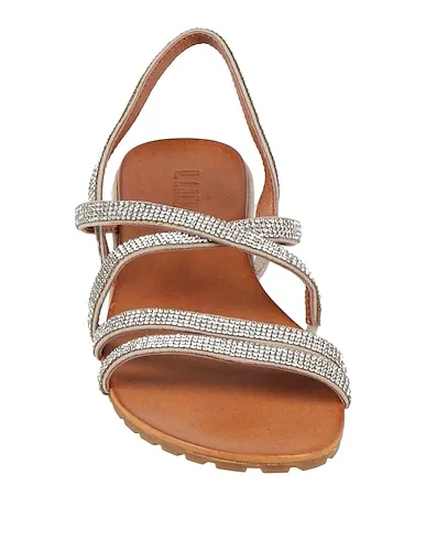 https://images.styletyx.com/images/beige-leather-sandals-il-laccio-13261969_4.webp