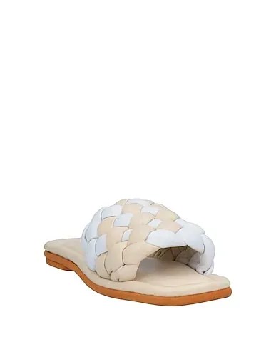 https://images.styletyx.com/images/beige-sandals-181-3053650_2.webp
