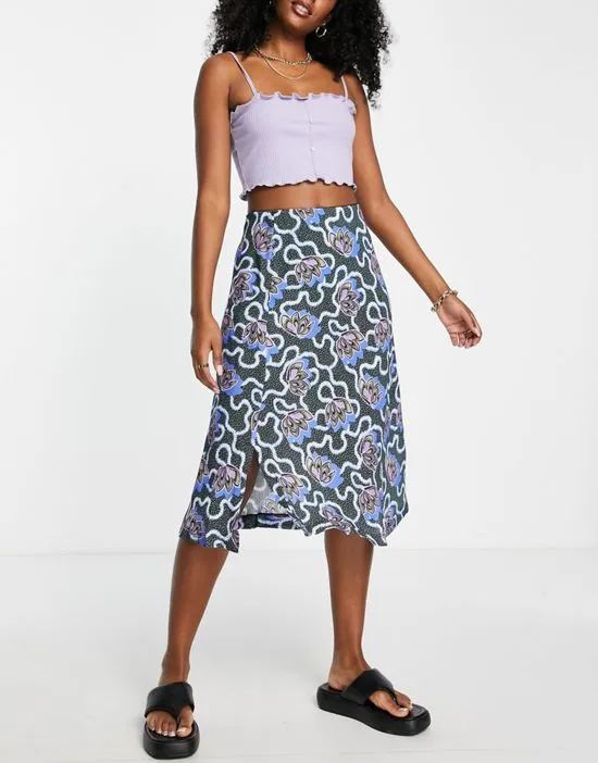https://images.styletyx.com/images/bias-cut-midi-skirt-in-dark-green-print-closet-london-12911675_4.webp