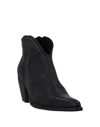 https://images.styletyx.com/images/black-ankle-boot-alexander-hotto-1142299_2.webp