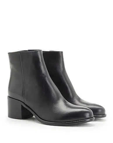 https://images.styletyx.com/images/black-ankle-boot-leather-heeled-ankle-boots-leonardo-principi-2403840_3.webp