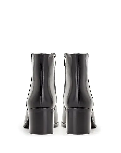 https://images.styletyx.com/images/black-ankle-boot-leather-heeled-ankle-boots-leonardo-principi-2403840_4.webp