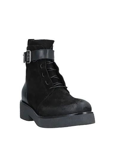 https://images.styletyx.com/images/black-ankle-boot-riccardo-cartillone-1927836756_2.webp