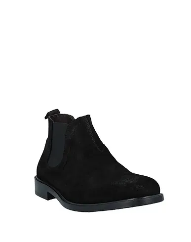 https://images.styletyx.com/images/black-boots-brian-dales-2635120_2.webp