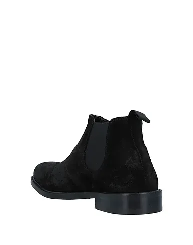 https://images.styletyx.com/images/black-boots-brian-dales-2635120_3.webp