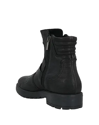 https://images.styletyx.com/images/black-boots-pregunta-15100948_3.webp