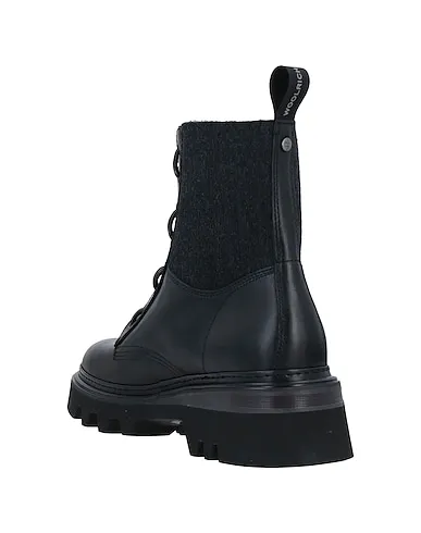 https://images.styletyx.com/images/black-canvas-ankle-boot-logger-women-calf-woolrich-452937_3.webp