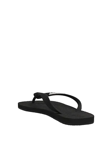 https://images.styletyx.com/images/black-flip-flops-vetements-3296174_3.webp