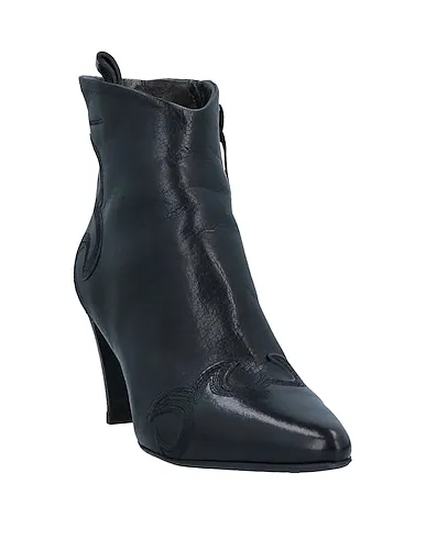 https://images.styletyx.com/images/black-leather-ankle-boot-alexander-hotto-1655582_2.webp