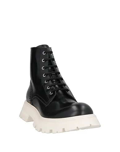 https://images.styletyx.com/images/black-leather-ankle-boot-alexander-mcqueen-1224266948_2.webp