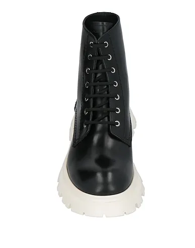 https://images.styletyx.com/images/black-leather-ankle-boot-alexander-mcqueen-1224266948_4.webp