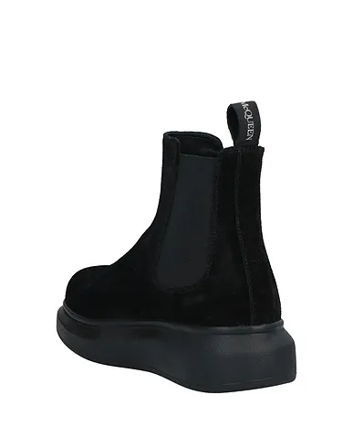 https://images.styletyx.com/images/black-leather-ankle-boot-alexander-mcqueen-13185924_3.webp
