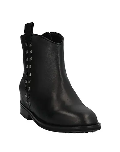 https://images.styletyx.com/images/black-leather-ankle-boot-bothega-41-2441469_2.webp